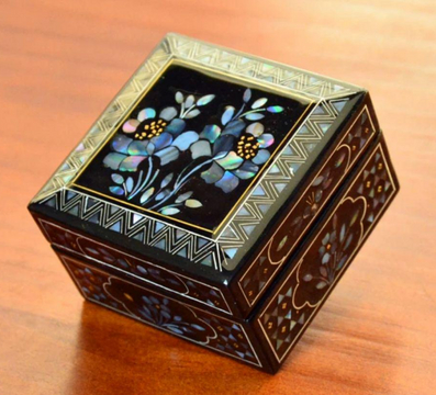 Yangzhou specialty intangible cultural heritage lacquer mother-of-pearl jewelry box