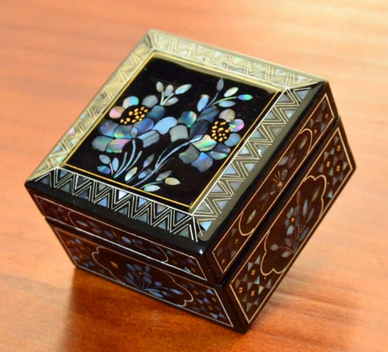 Yangzhou specialty intangible cultural heritage lacquer mother-of-pearl jewelry box